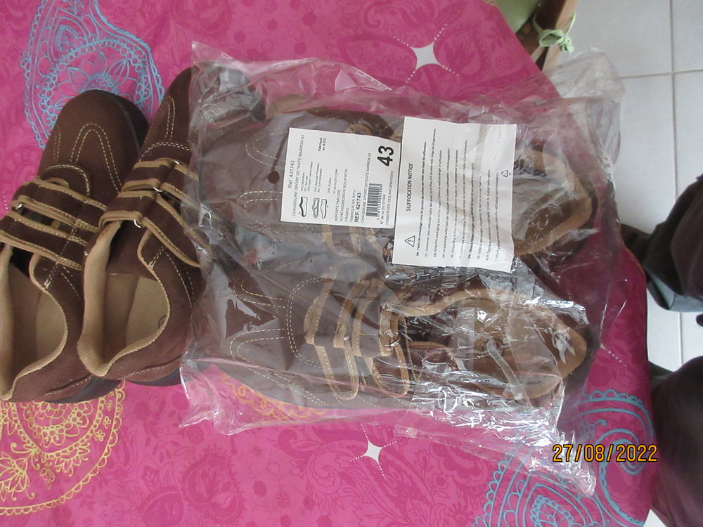 Deux paires de chaussures neuves &agrave; scratch. Chaussures