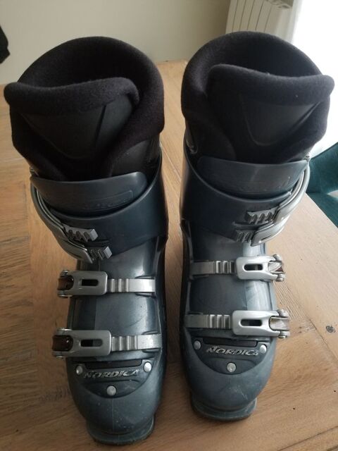 Chaussures de ski couleur grise 25 Nantes (44)