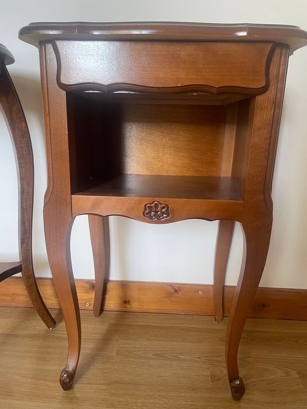 Table de chevet louis 15 en merisier.
Meubles