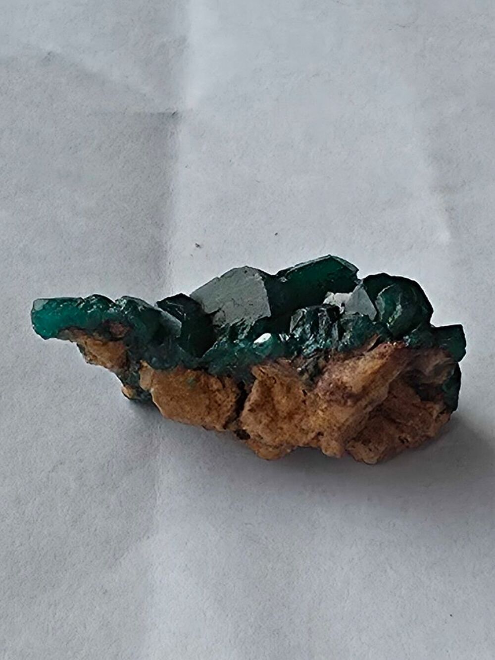 Sp&eacute;cimen de Dioptase v&eacute;ritable sur roche-Collection &amp; Lithoth&eacute;rapie 