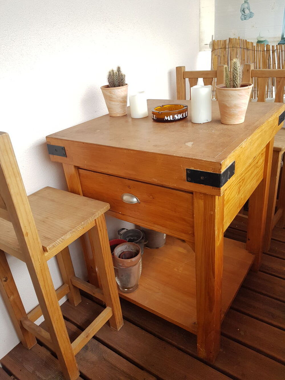 Table et chaises hautes. Meubles