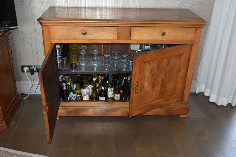 Petit bahut merisier clair, 2 portes, style Louis Philippe. Meubles