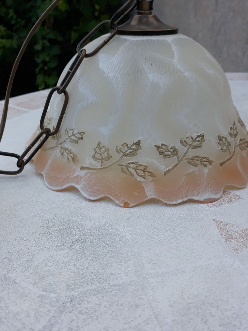 Suspension vintage en opaline blanche d&eacute;cors fleurs Dcoration