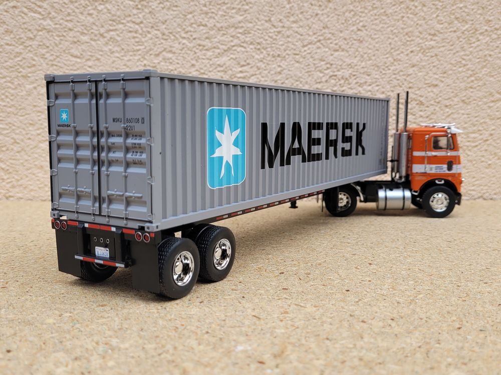 Camion am&eacute;ricain Freightliner Coe + porte-container MAERSK 