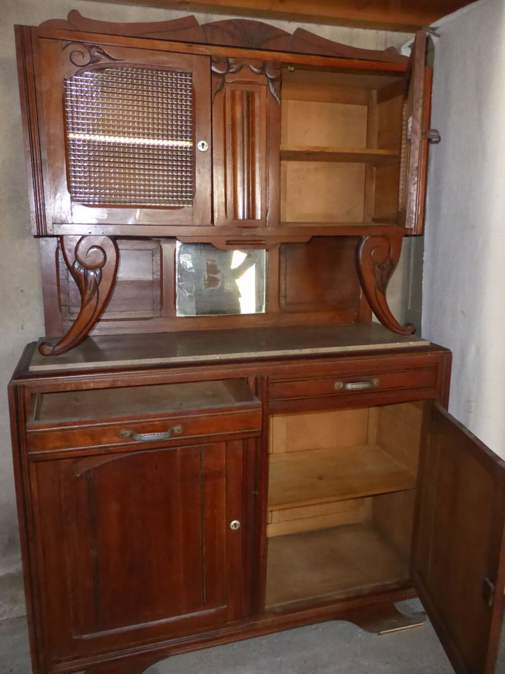 Buffet en bois plein 4 portes et deux tiroirs
Meubles