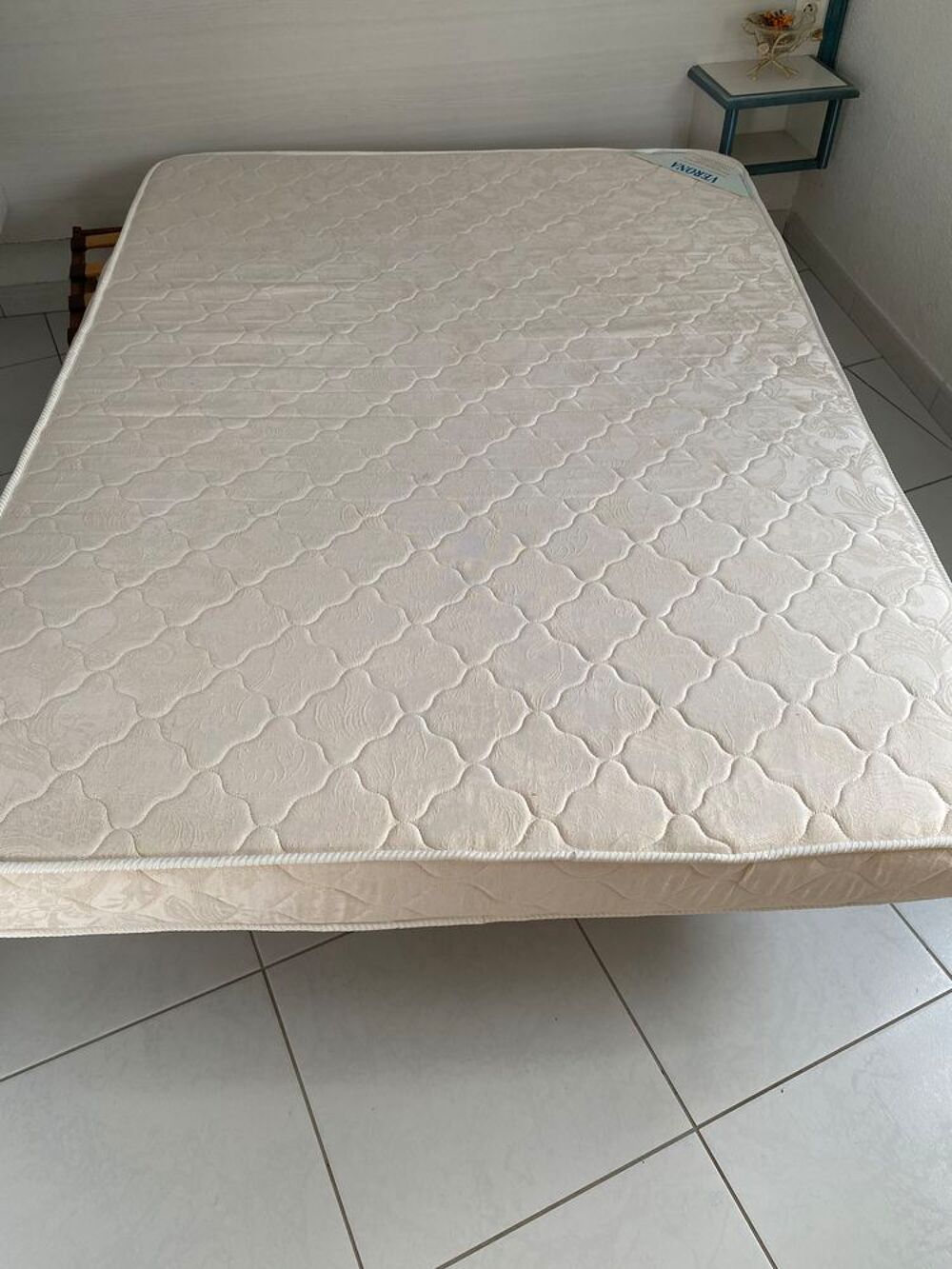 un matelas deux places en 140x190 Meubles