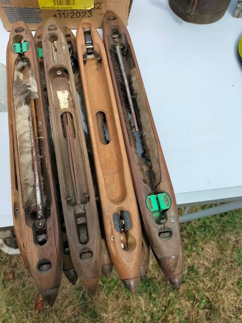 Ancienne navette de m�tier a tisser 2 Charmes-sur-l'Herbasse (26)