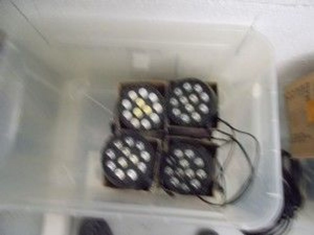 4 PROJECTEURS LEDS AVEC PIED SUPPORT Audio et hifi