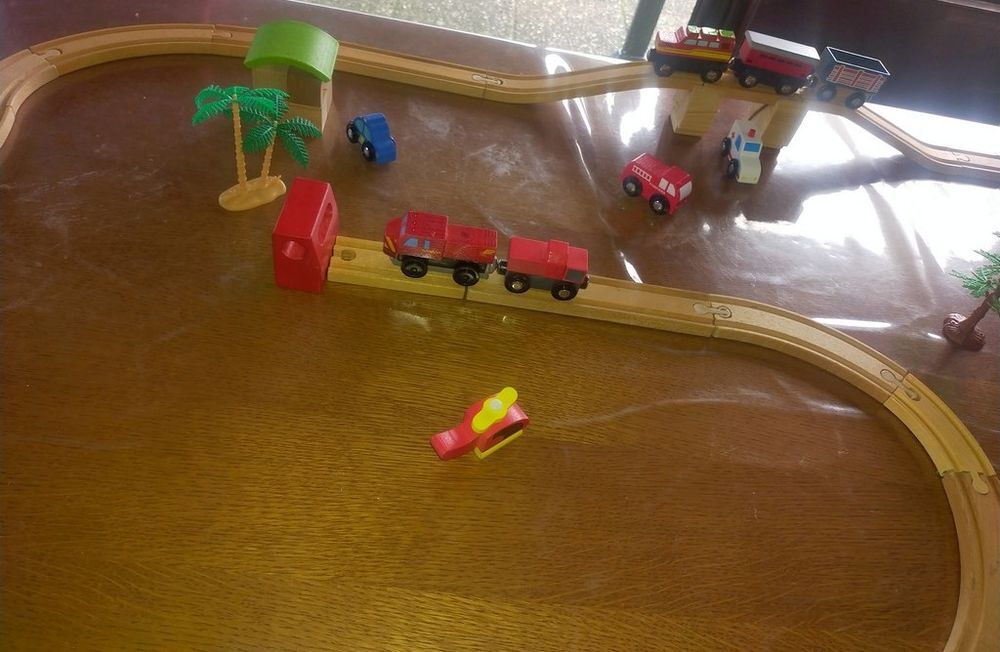 grand circuit en BOIS 62 pi&egrave;ces
Jeux / jouets