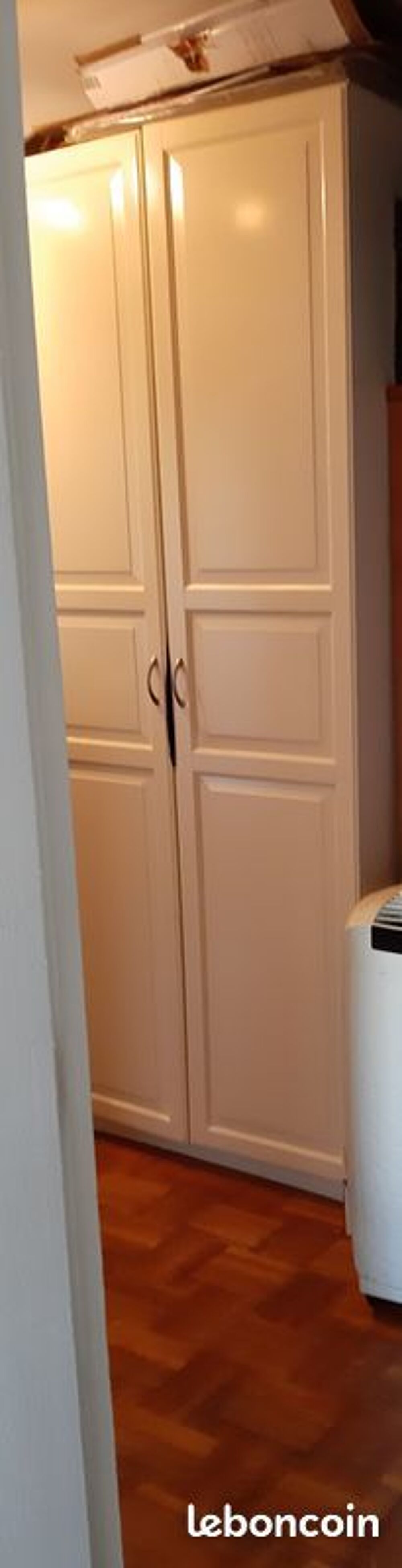 1 penderie et ses 2 colonnes de rangement en laqu&eacute;e blanc Meubles