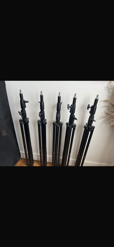 1 trépied 50€.  2 trépied 90€. 3 trépied 120€ Paris (75)