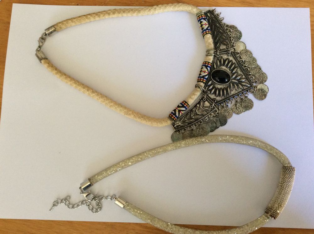 Bijoux fantaisie 2 colliers tubulaires tissu, plastique Bijoux et montres