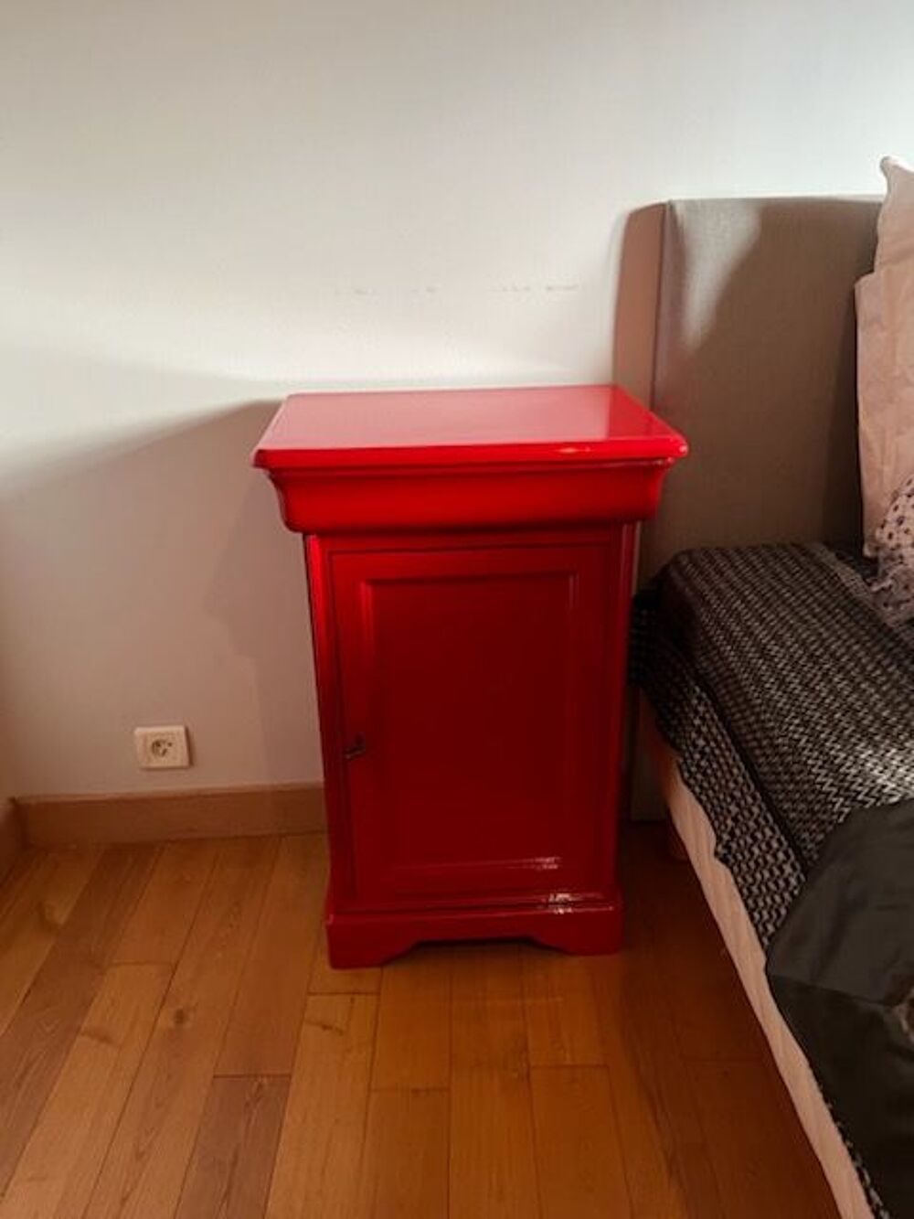 Table de chevet laqu&eacute;e rouge Meubles