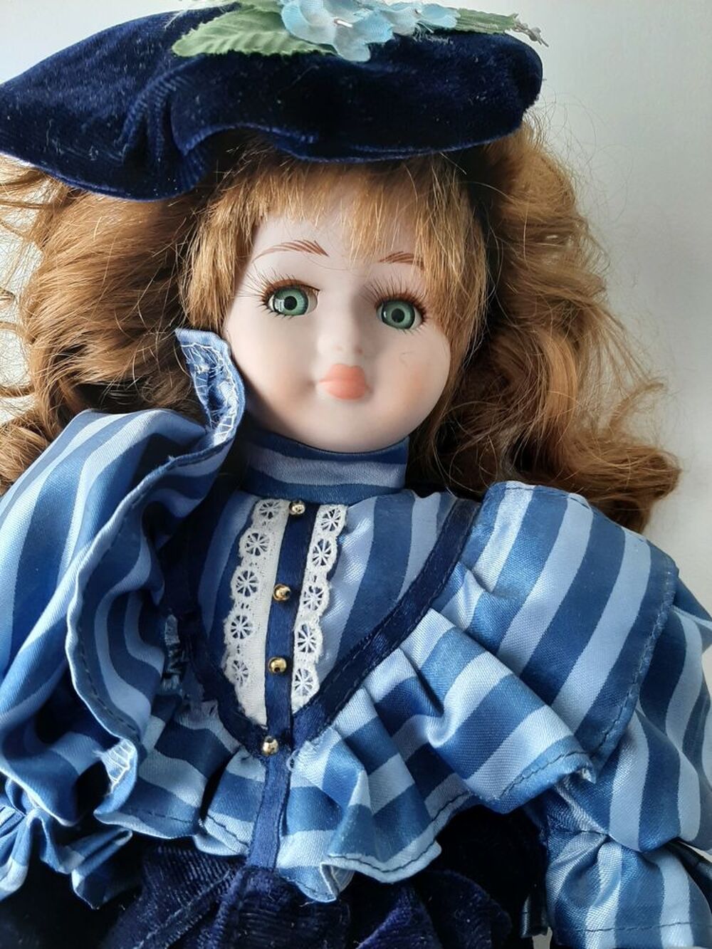 3 poup&eacute;es t&ecirc;tes en porcelaine 