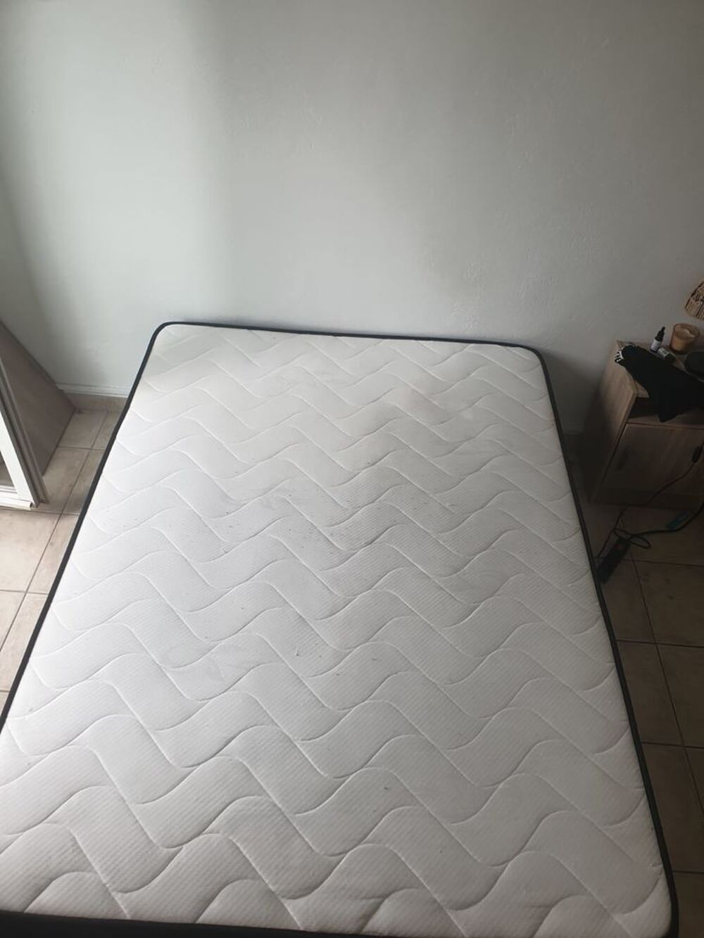 Lit complet (sommier, matelas, pieds) Meubles