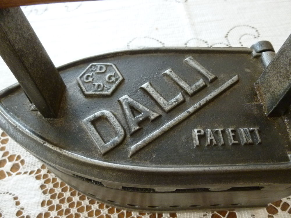MAGNIFIQUE FER A REPASSER A BRAISE ET EN FONTE . DALLI . 