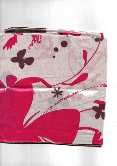 FOULARD NEUF 4 Saint-Denis-en-Val (45)