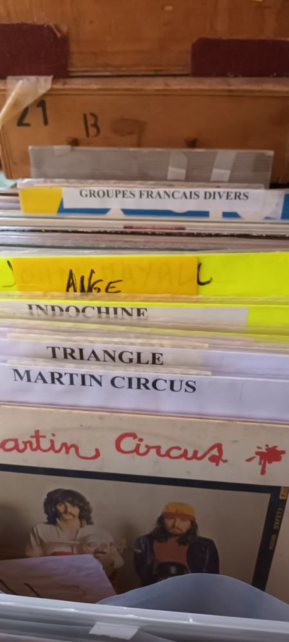 - de nombreux disques 45t 33t tous styles t CD et vinyles