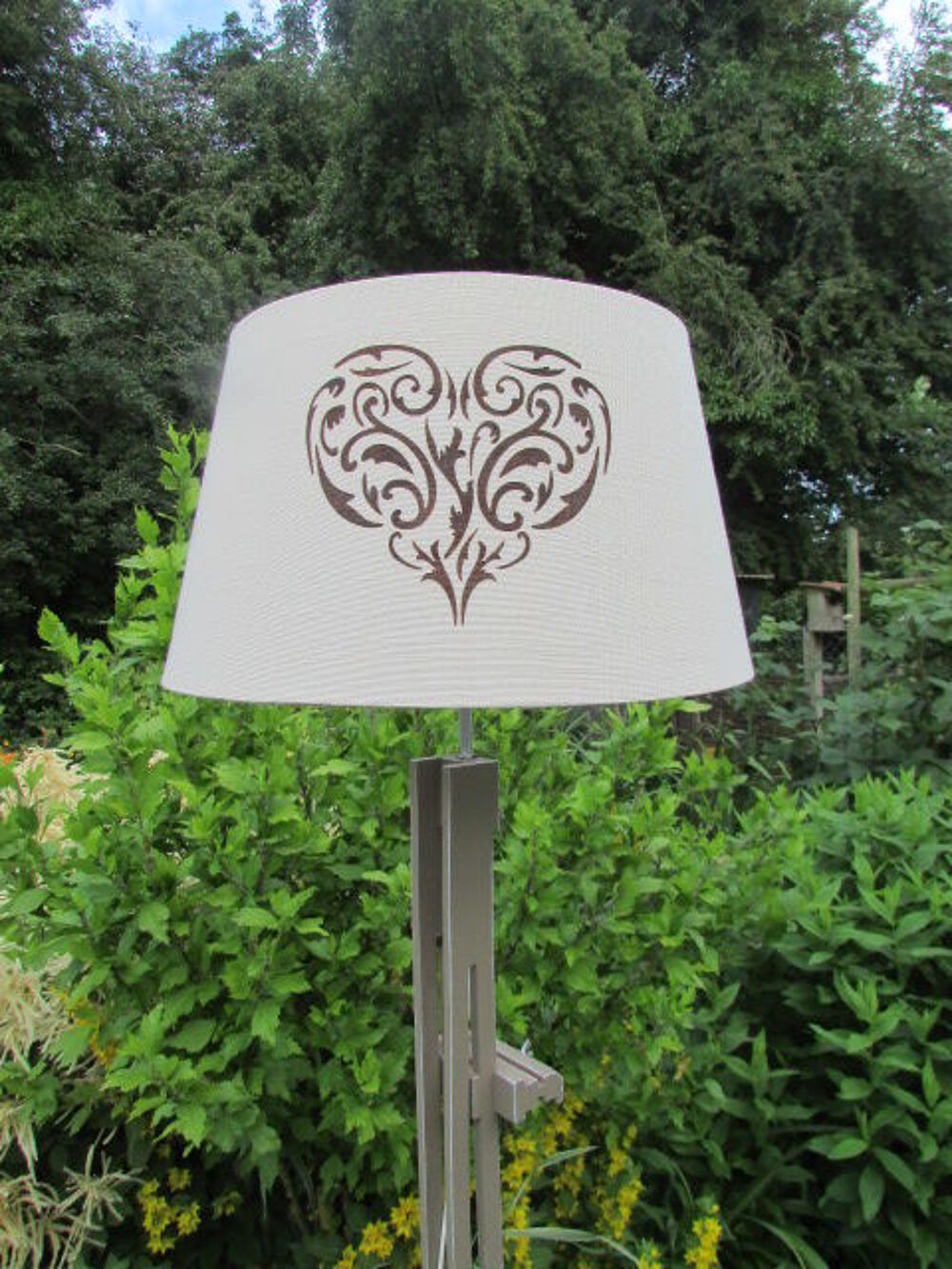 Lampe tr&egrave;pier. Meubles