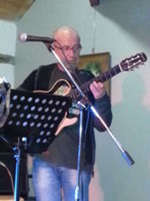   donne cours de guitare à domicile 