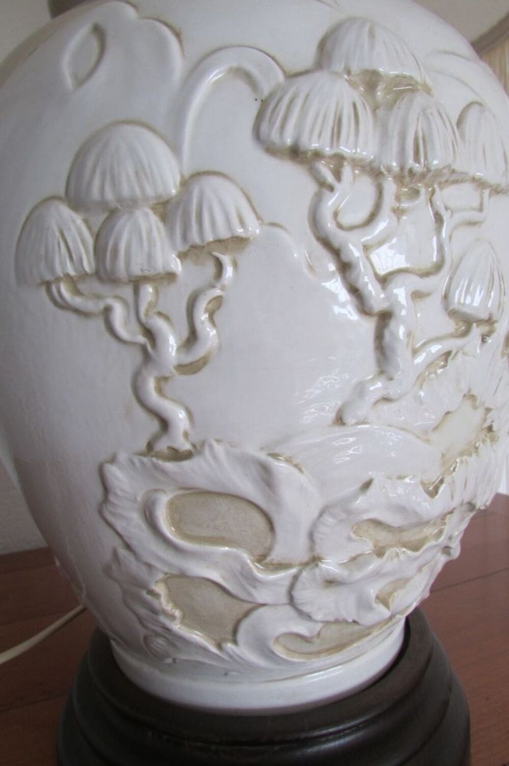 Paire de lampes en porcelaine &eacute;maill&eacute;e en relief, motif asia Décoration