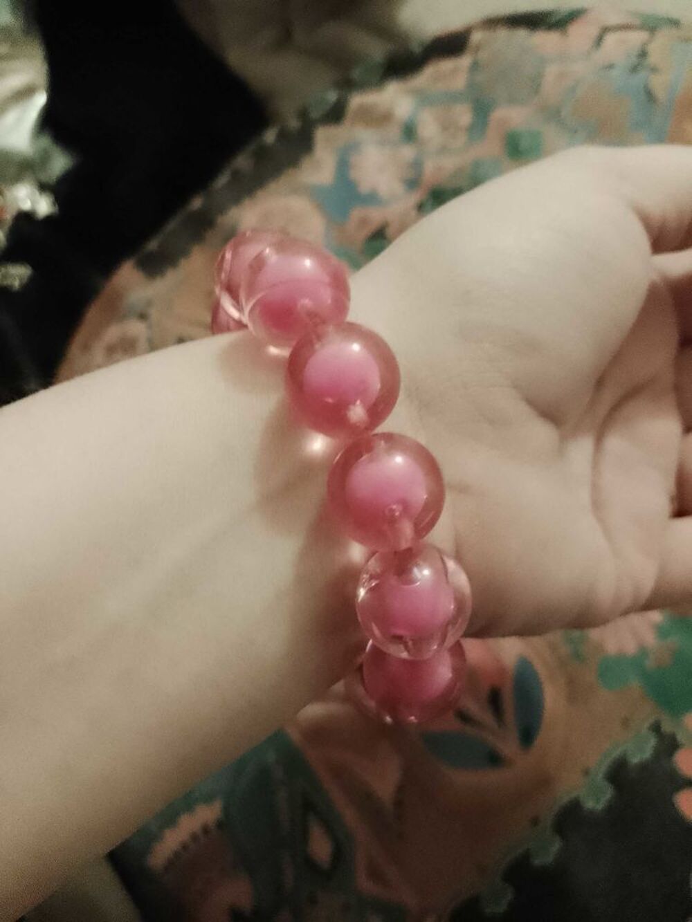 bracelet &eacute;lastique en perles de plastique roses enfants. Bijoux et montres