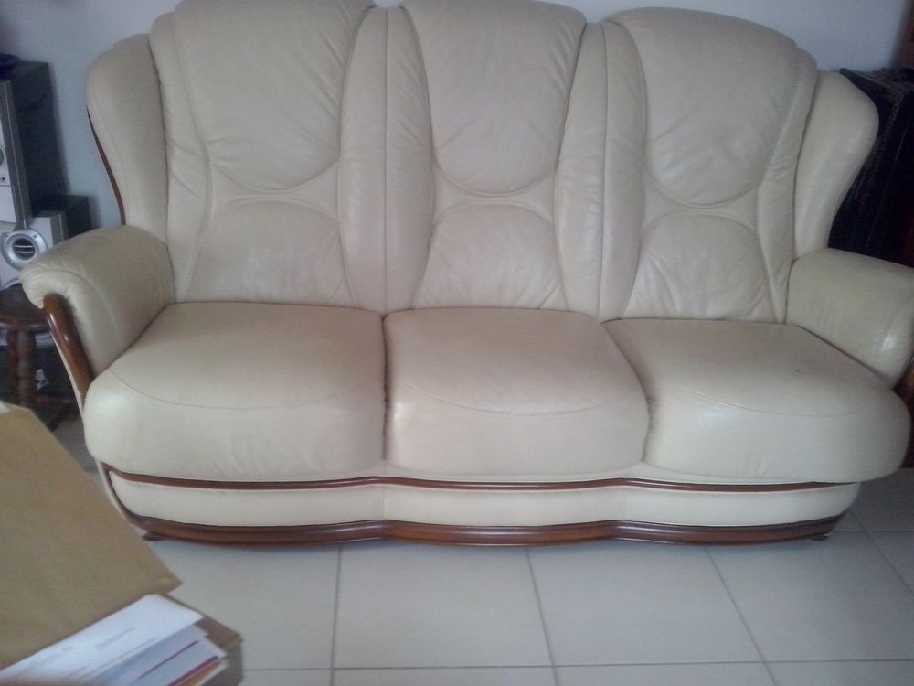 CANAPE ET 2 FAUTEUILS BEIGE EN CUIR ET 2 POUFS EN CUIR Meubles