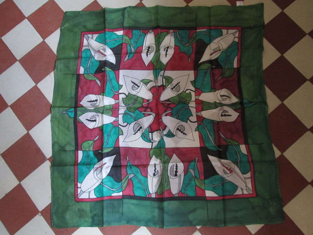 Foulard en soie motifs fleurs tons kaki et marron Vêtements