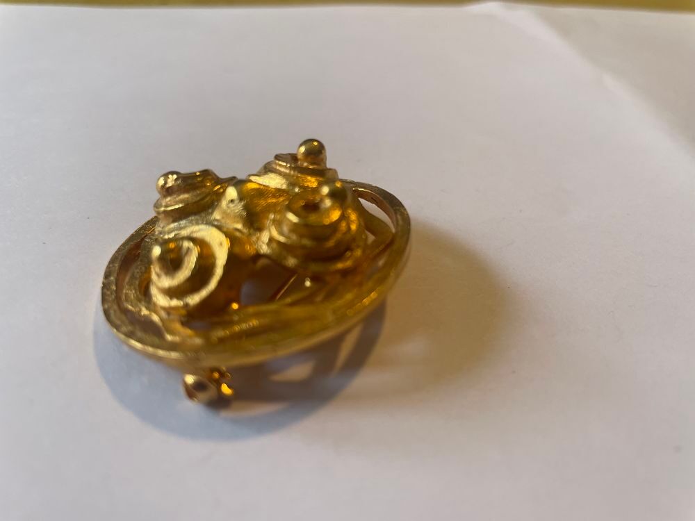 Broche Ronde dor&eacute;e arabesques LANVIN Bijoux et montres