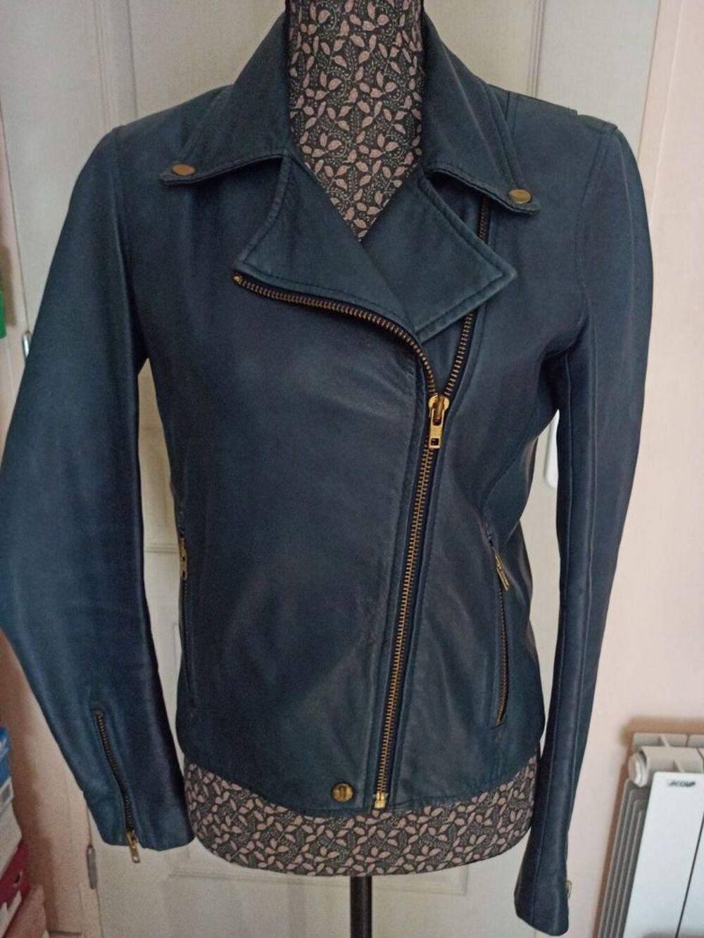 Achetez tr s beau blouson quasi neuf annonce vente Bouc Bel Air