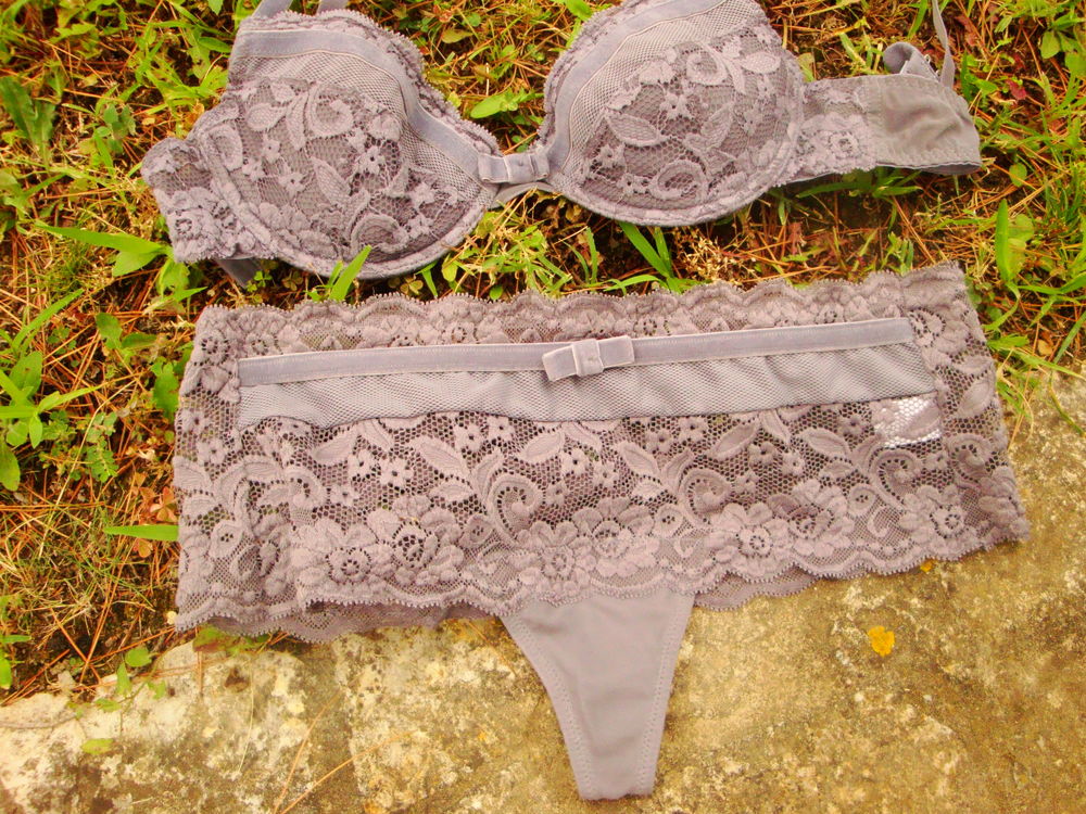Ensemble soutien gorge et culotte gris fonc&eacute; Vêtements