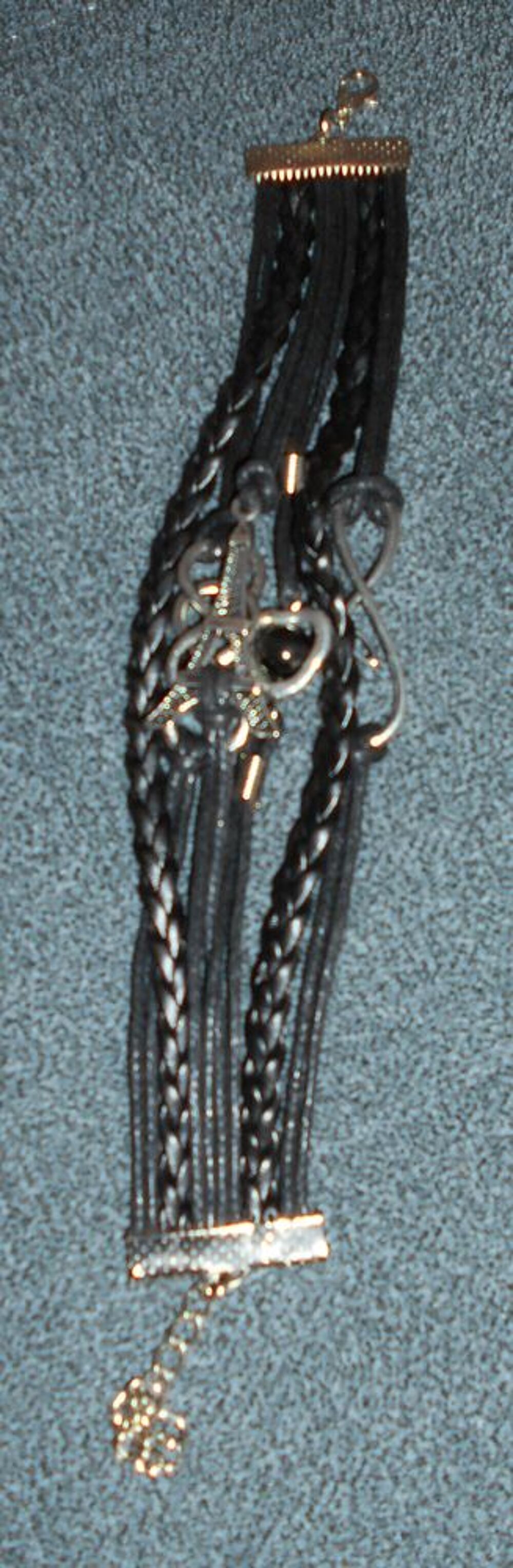 bracelet cuir noir avec plusieurs lani&egrave;res &amp; breloques, neuf Bijoux et montres