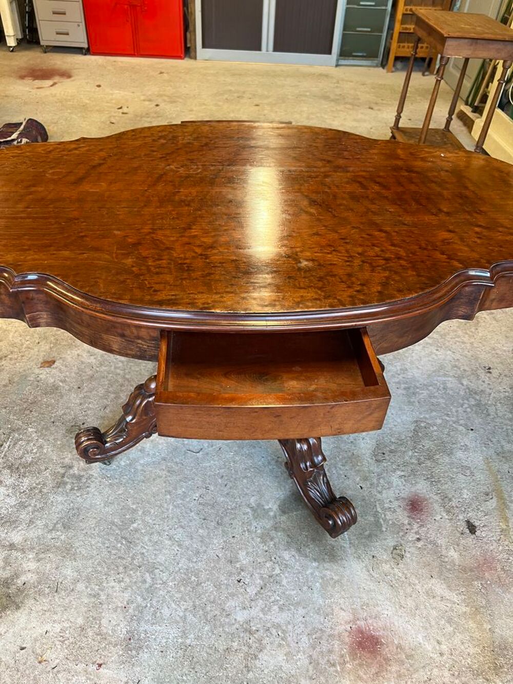 Table du milieu en acajou e placage d'acajou mouchet&eacute;, plate Meubles