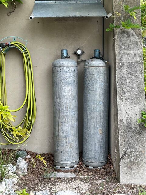 2Bouteilles de propane, 35 kg vide et une   moiti pleine Venelles (13)
