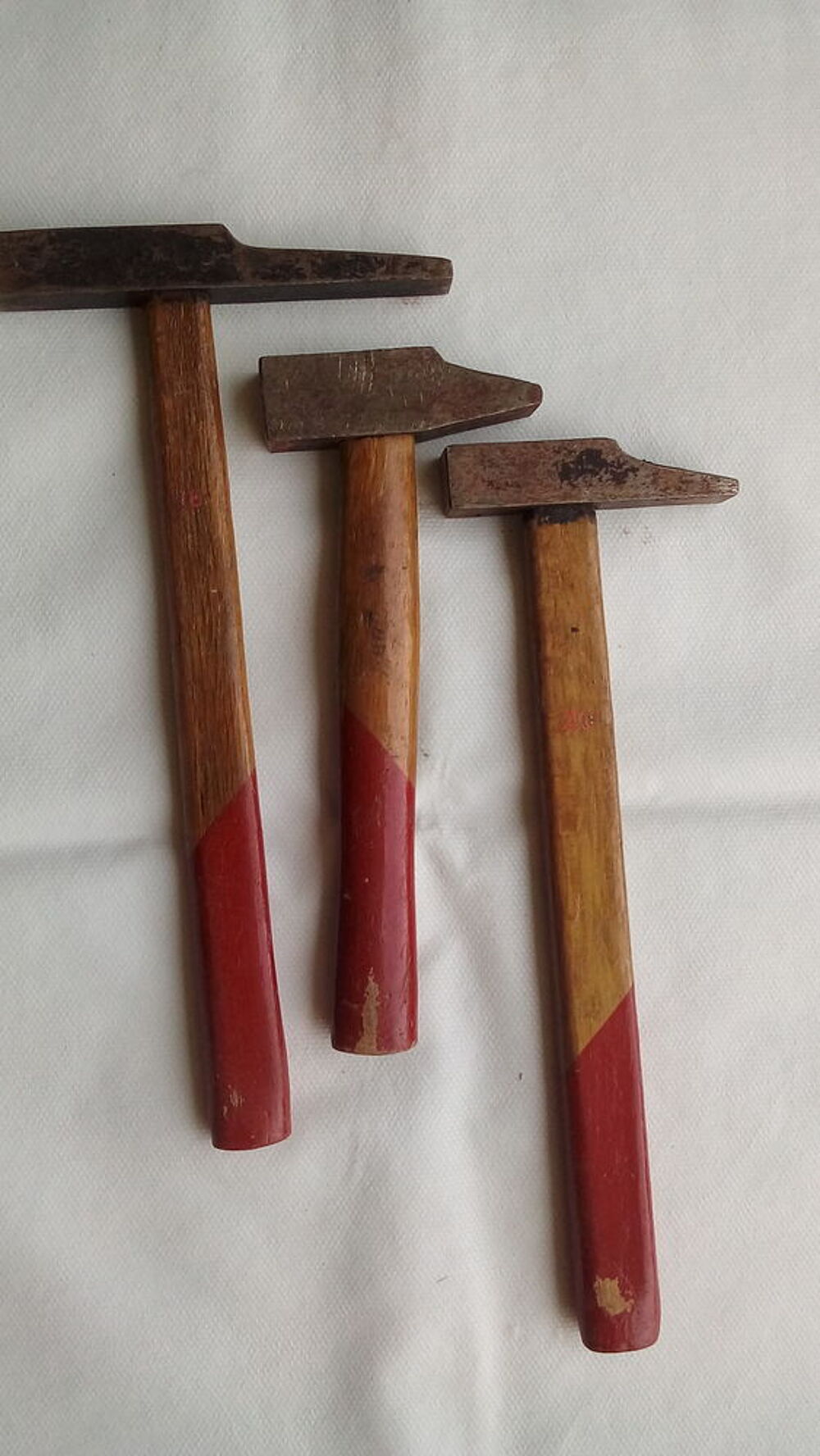 une caisse a outils remplie d'outils divers ; en bon &eacute;tat . Bricolage