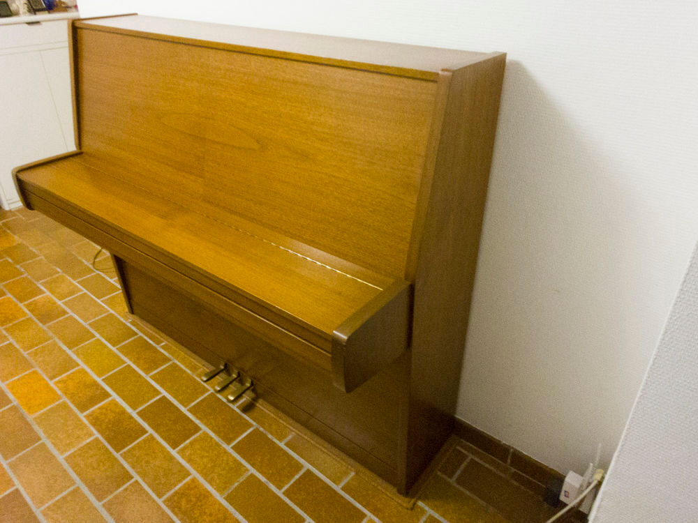 Piano droit noyer satine GROTRIAN-STEINWEG mod&egrave;le 122M Instruments de musique