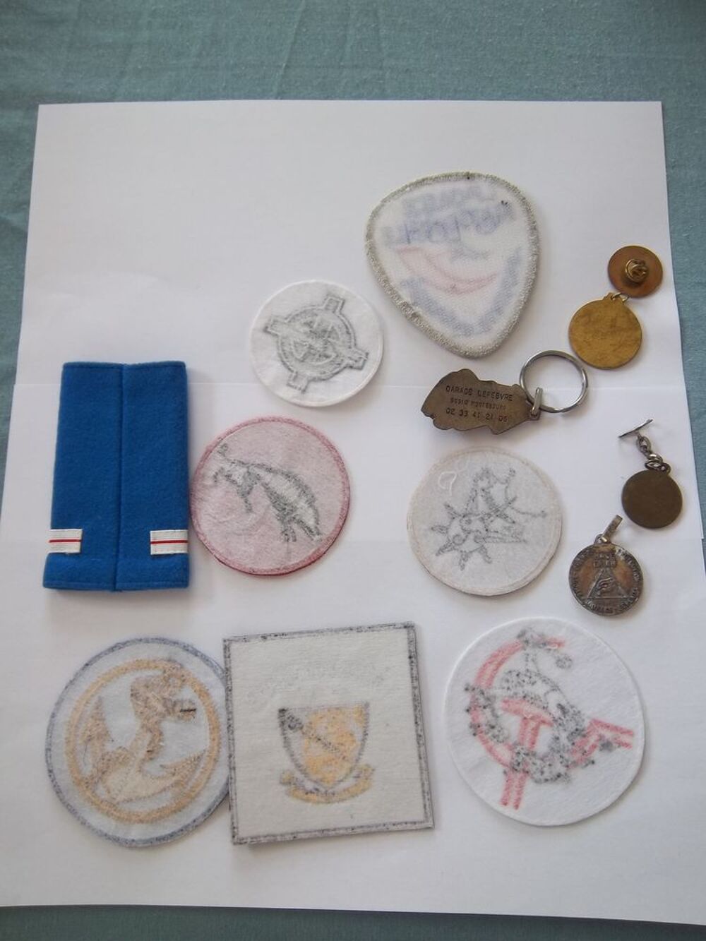 lot militaire divers &eacute;cussons insignes collection 