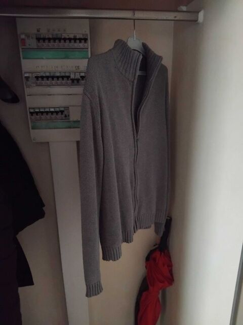 gilet Tex L gris à  fermeture éclairé. Herblay (95)
