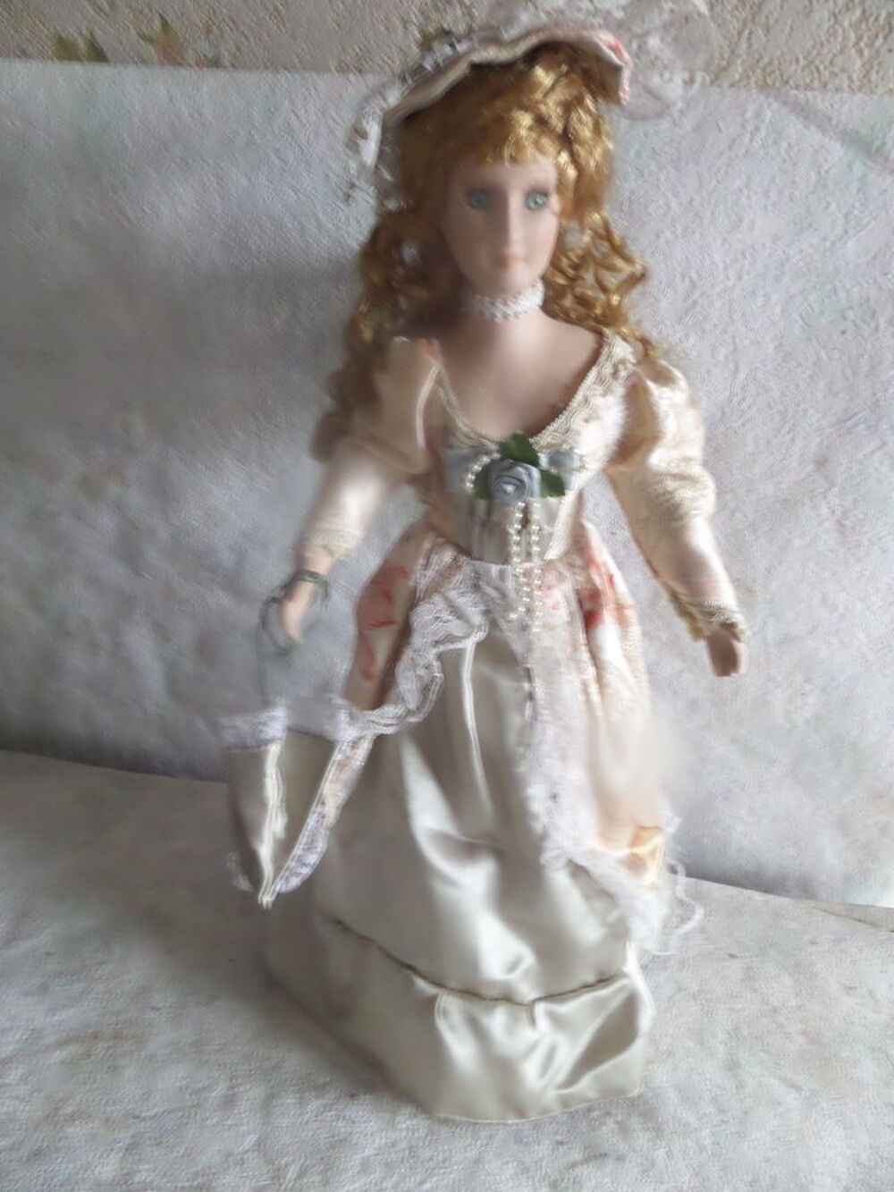 poup&eacute;e en porcelaine 