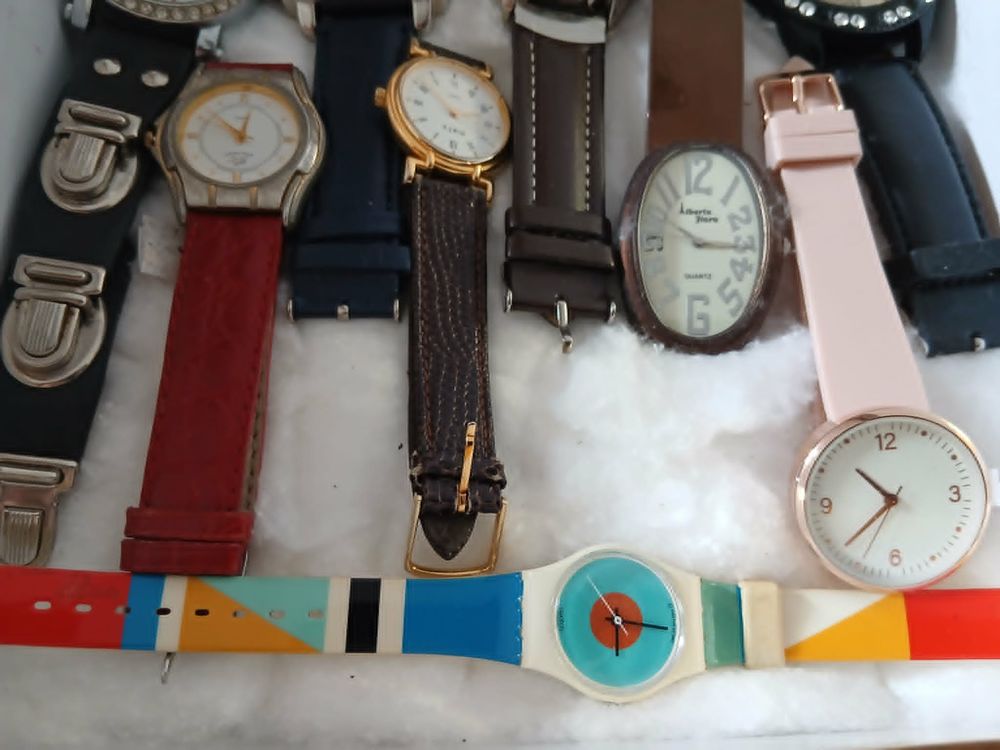  Lot de 20 montres styl&eacute;es diff&eacute;rentes, boite dor&eacute;e N&deg;1469 Bijoux et montres