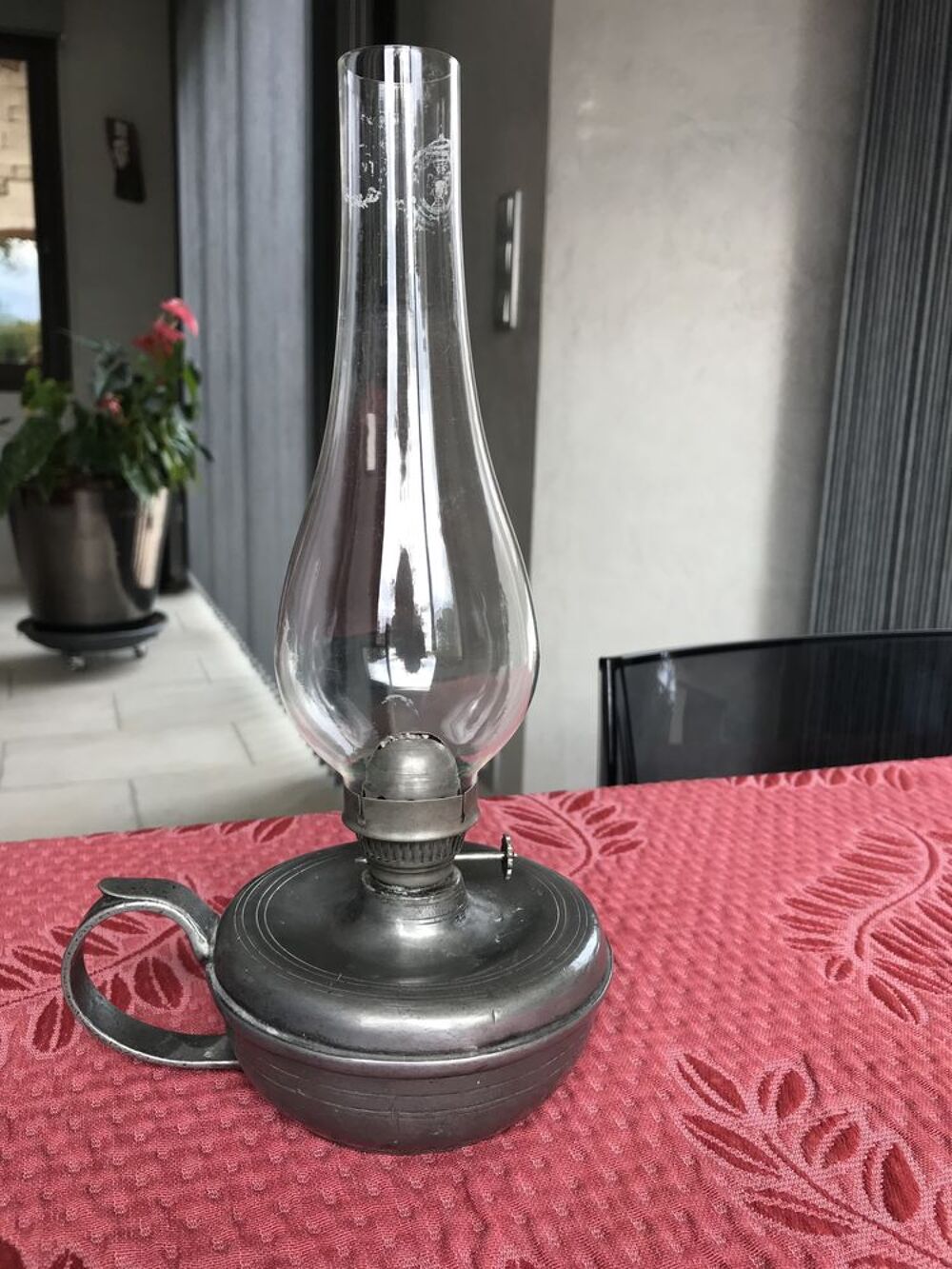 Lampe &agrave; p&eacute;trole en &eacute;tain vieilli , Décoration