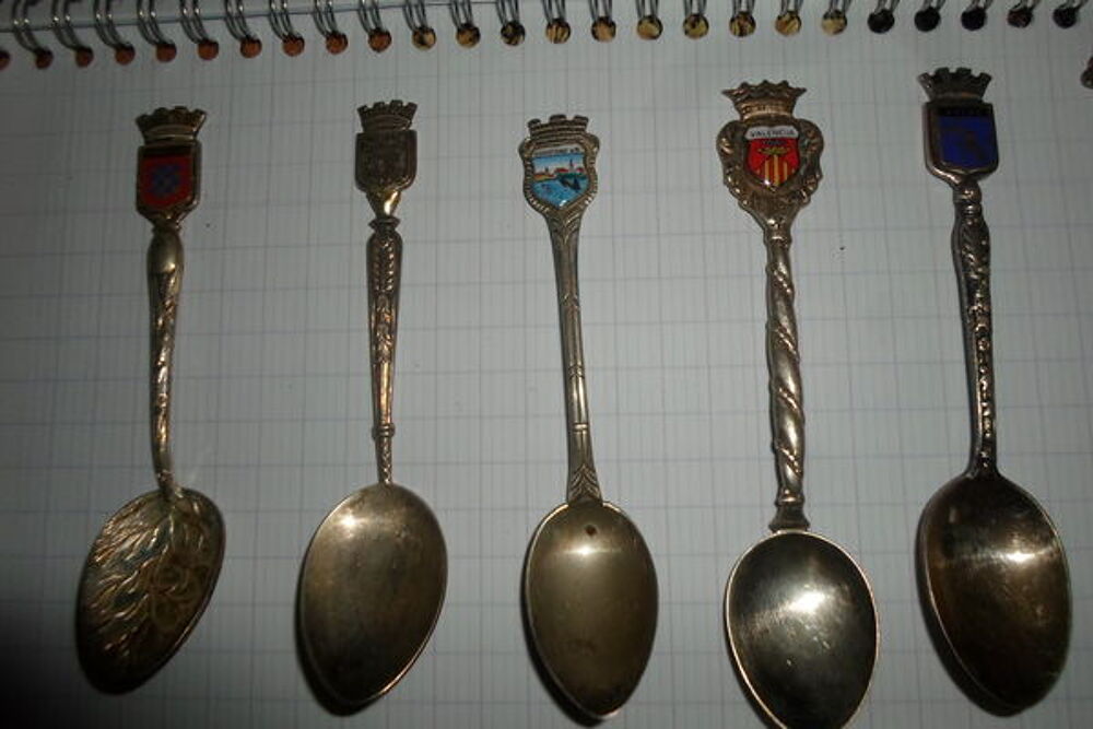 lot de petites cuilleres de collection argent avec blason 
Décoration