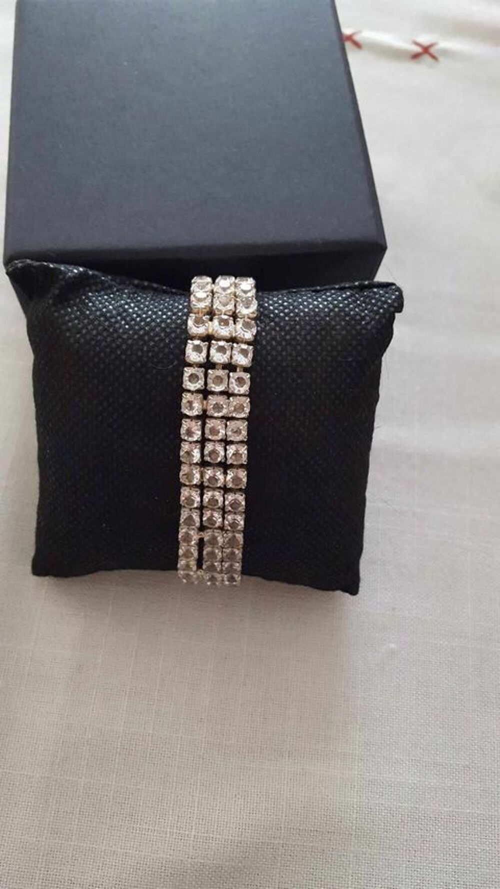  Un bracelet vintage, et un Pierre Cardin avec c?ur N&deg;1333 Bijoux et montres
