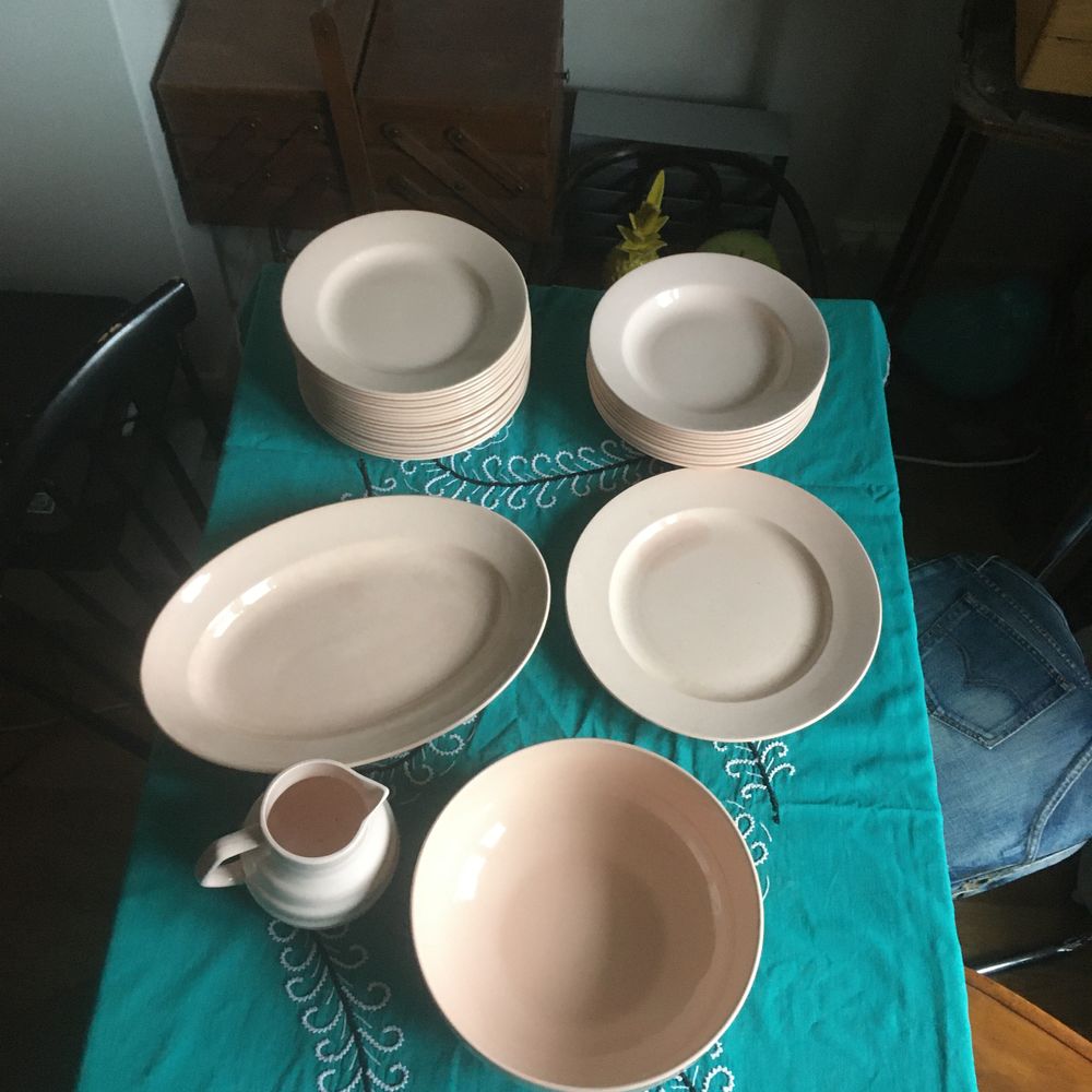 Lot 33 pi&egrave;ces fa&iuml;ence St Amand estampill&eacute;es vaisselle Meubles