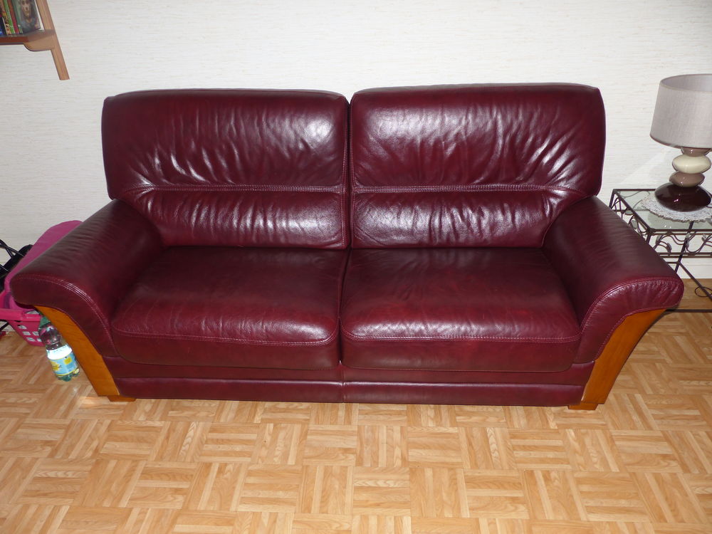 canap&eacute; convertible cuir et fauteuil
Meubles