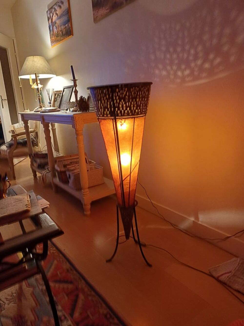 Une tour de lumi&egrave;re tamis&eacute;e qui a un effet d&eacute;coratif Décoration