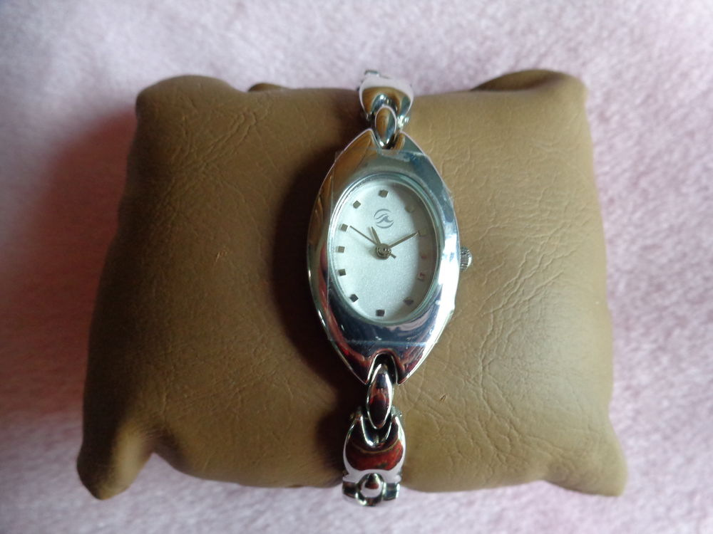 Montre maille argent&eacute;. Bijoux et montres