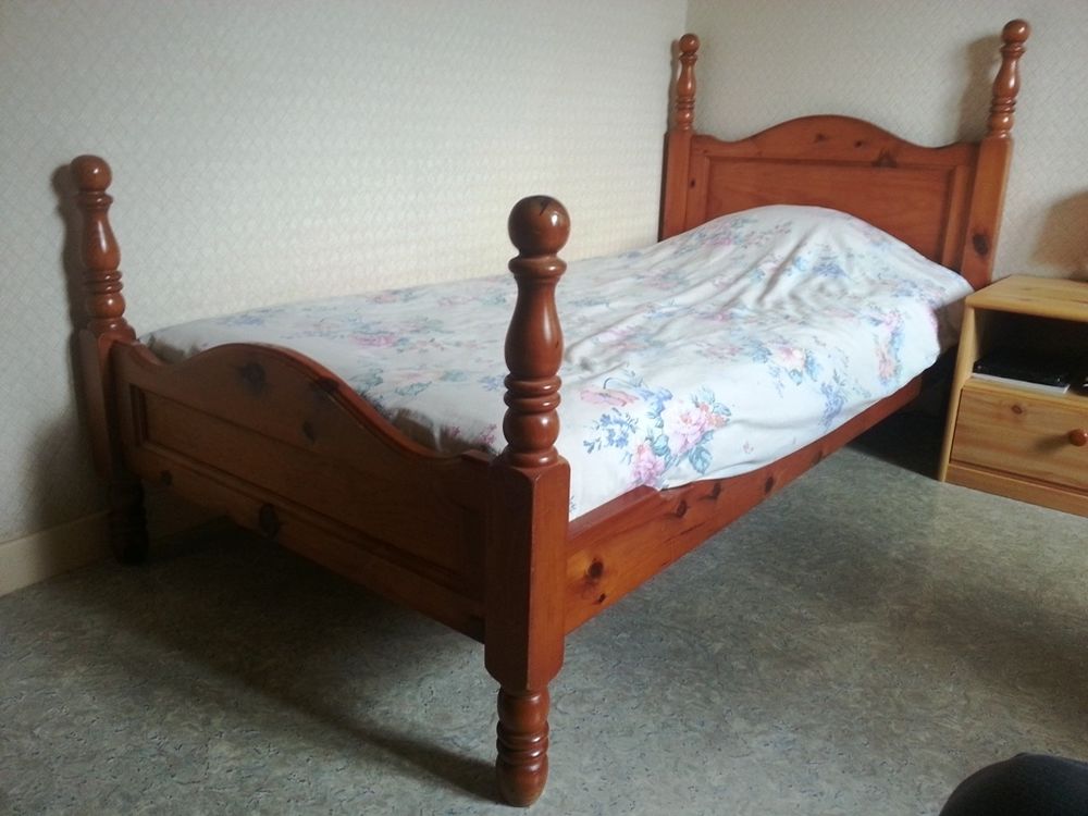 Table de chevet et bois de lit assorti Meubles