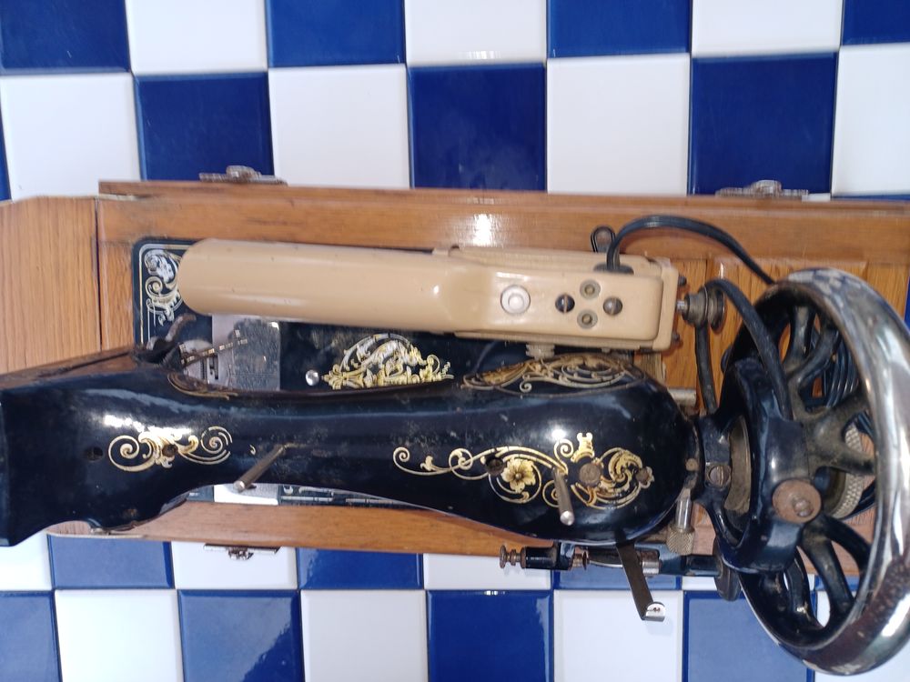 Machine a coudre ancienne des ann&eacute;es 70
