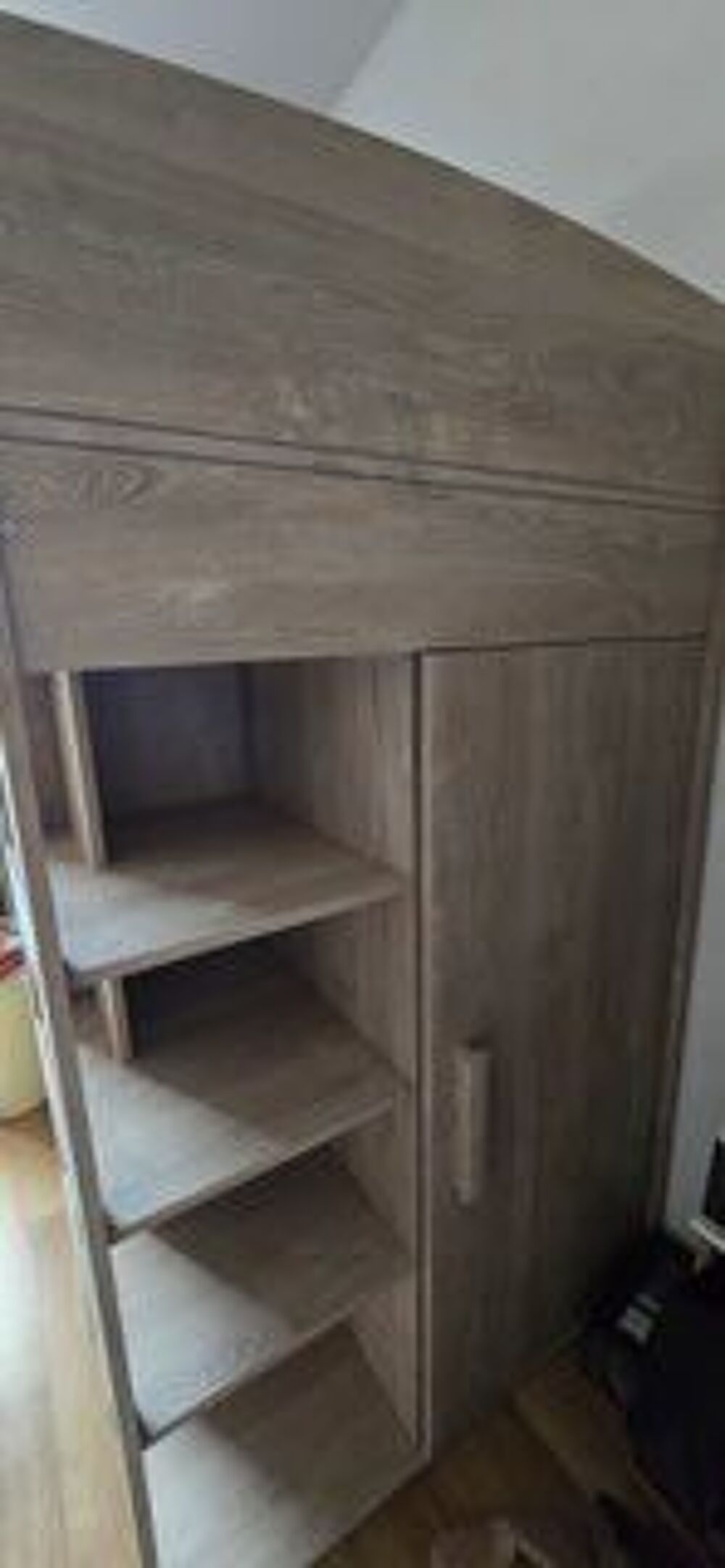 Lit avec bureau int&eacute;gr&eacute; en bois . Meubles